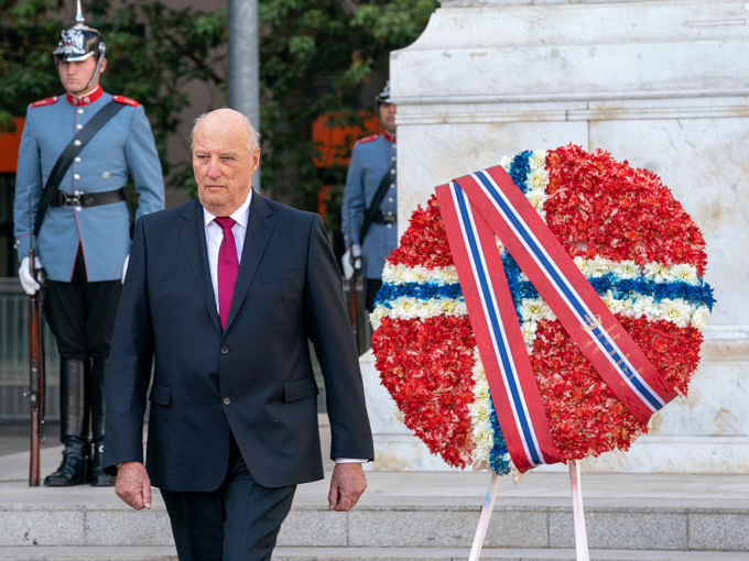Kongen legger ned krans ved minnesmerket over Chiles landsfader, Bernardo O'Higgins. Foto: Heiko Junge, NTB scanpix